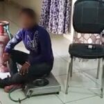 गैस चालू कर स्टोव के ऊपर बैठ गई… हथौड़े से ताला तोड़ रेप आरोपी के घर में घुसी पीड़िता, आत्मदाह की कोशिश